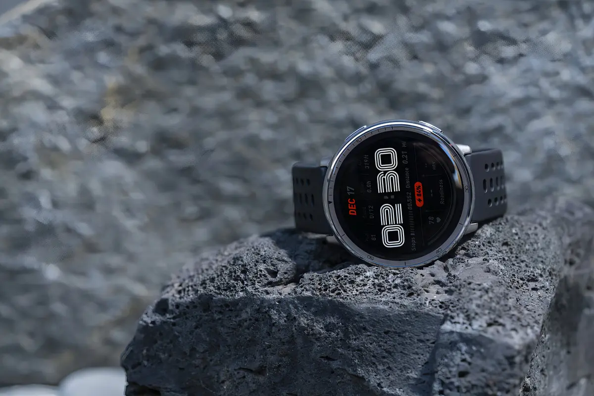 Amazfit Active 2 em uso ao ar livre, apoiado sobre pedra