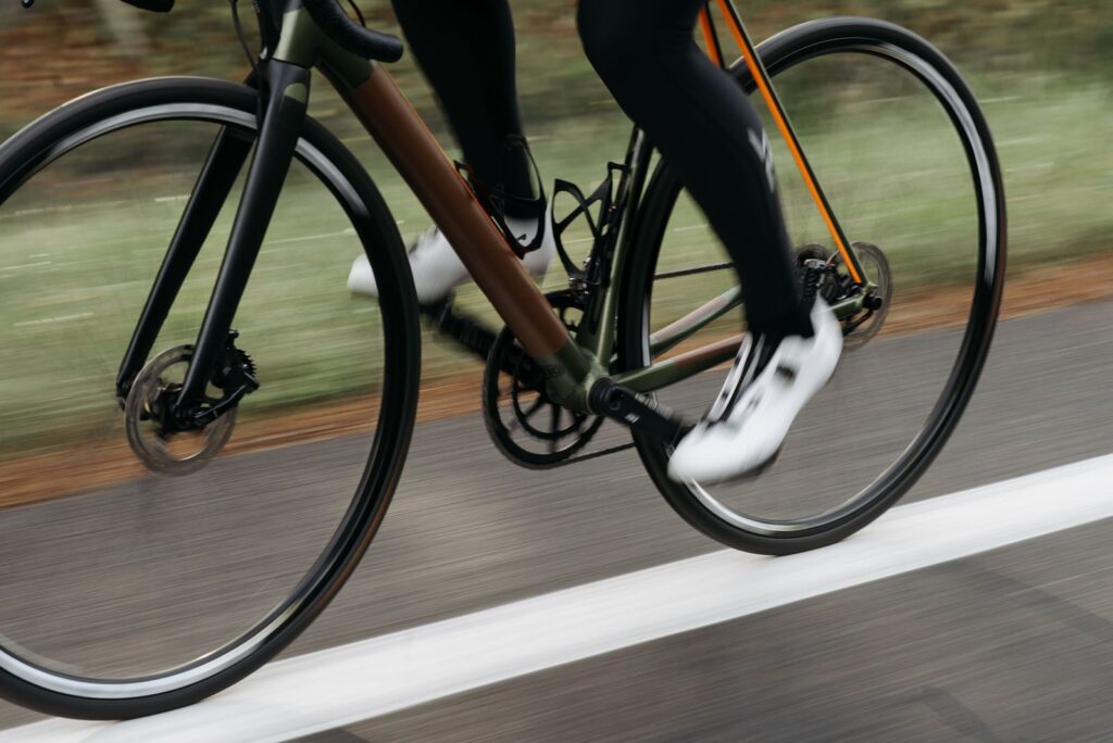 Ciclista em movimento em uma estrada, com efeito de velocidade